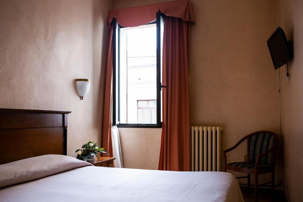 Hotel Astor Пиаченца Екстериор снимка