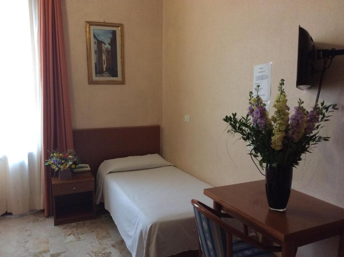 Hotel Astor Пиаченца Екстериор снимка
